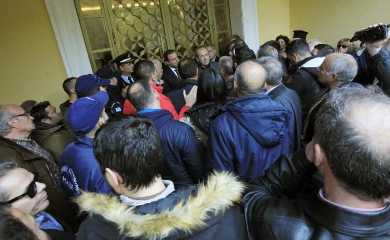 Στα «όπλα» οι Μανιάτες: Οργή λαού! – Υπό πολιορκία ο Ιερώνυμος – Φουντώνουν τα σενάρια διαδοχής – Ποιοι είναι οι επικράτεστεροι